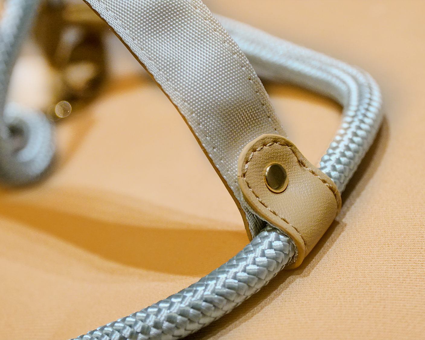 Peitoral Nomii Cordier em Y | (com Pingente Grátis)